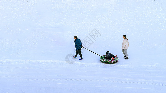 内蒙古冬季滑雪场游人游玩图片