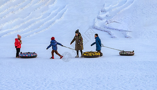 呼和浩特城市内蒙古冬季滑雪场游人游玩背景