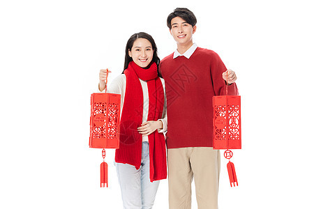 青年夫妻提春节挂饰过新年图片