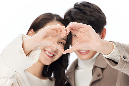 冬季情侣亲密相伴比心图片素材