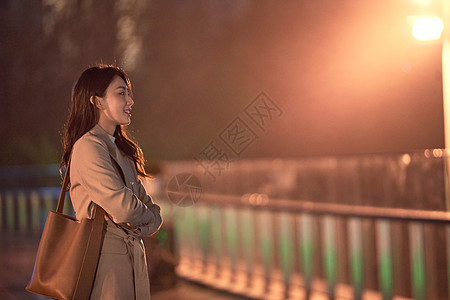 深夜加班回家路上的都市女性图片素材