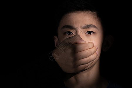 青少年遭受校园欺凌被捂住口鼻图片