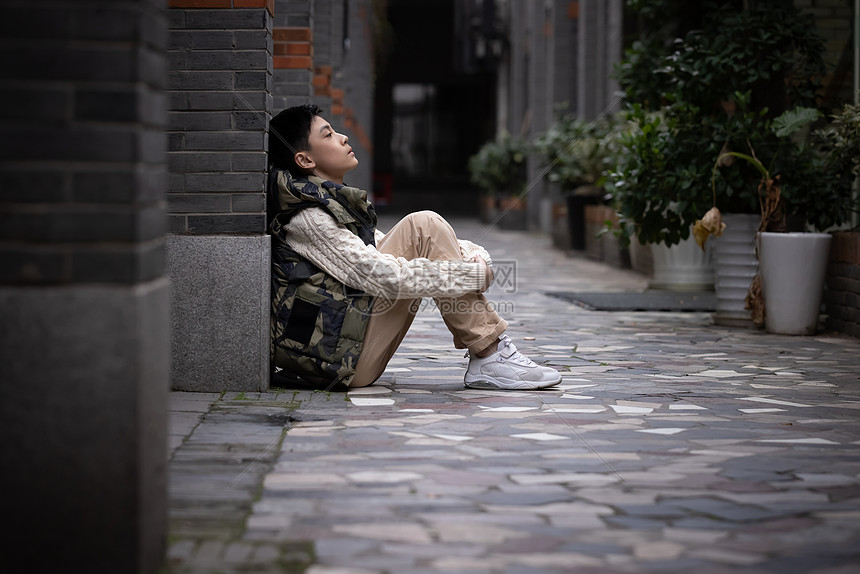 孤独自闭的青少年遭受校园欺凌蜷缩在墙角