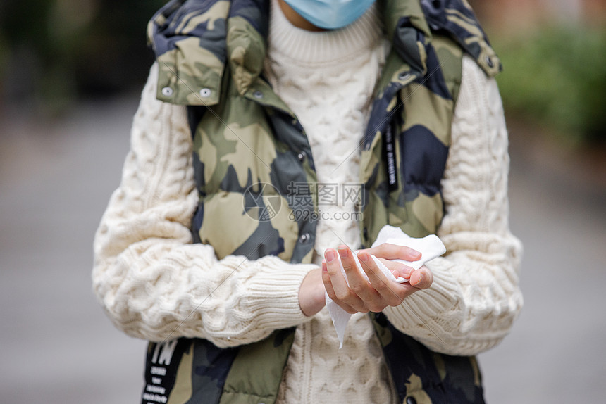 青少年儿童户外手部清洁消毒特写图片