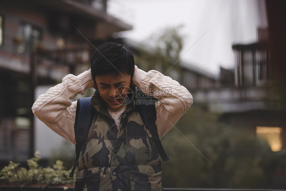 青少年小男孩遭受校园暴力图片