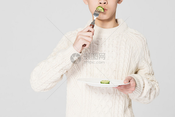 青少年男生健康绿色饮食图片