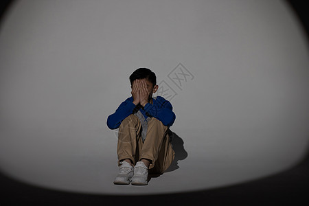 蹲墙角哭泣图片