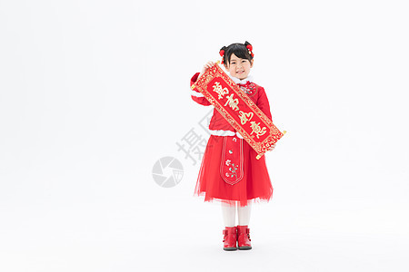 身穿红衣服的小女孩双手拿着春联图片