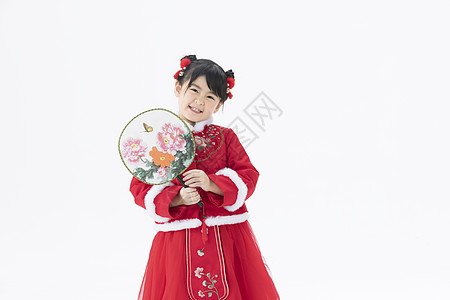 马甲手拿团扇的小女孩背景