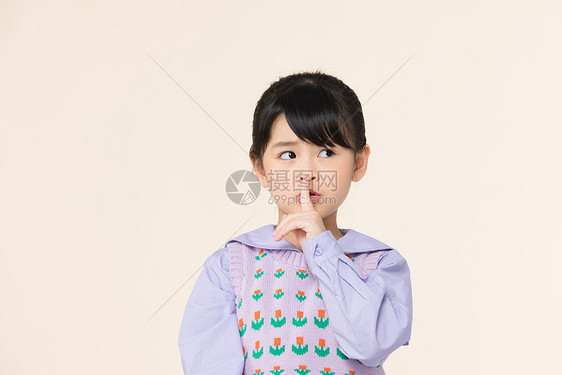 可爱的小女孩做禁止说话动作图片