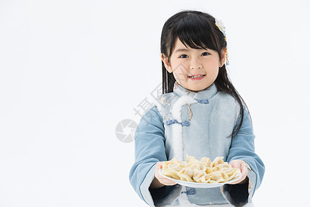 端着一盘水饺的小女孩图片