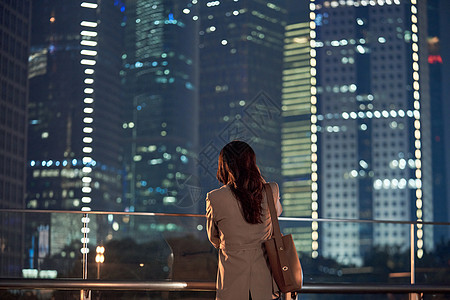 城市夜景人物城市夜晚都市女孩背影背景