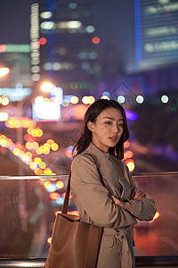 冬季夜晚都市女性图片