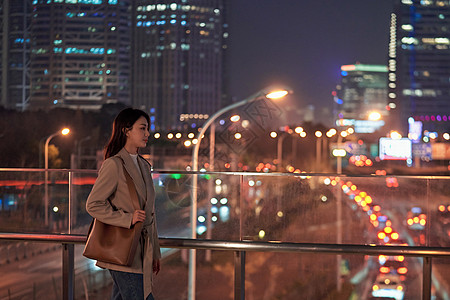 城市青年冬季夜晚都市女性背景