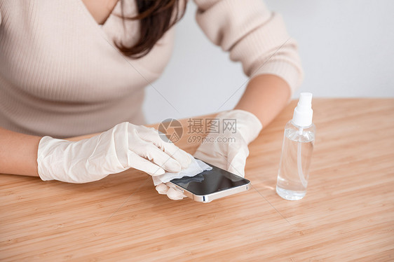 女性居家办公清洁手机消毒图片