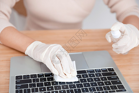 女性居家办公清洁笔记本电脑消毒图片