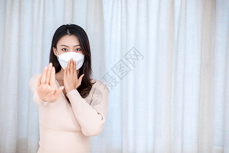 冬季美女居家戴口罩预防疫情高清图片