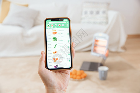 青年女性居家生活手机APP下单买菜图片素材