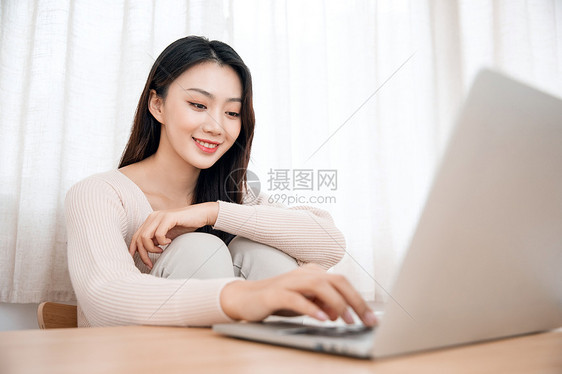 美女居家生活加班工作图片