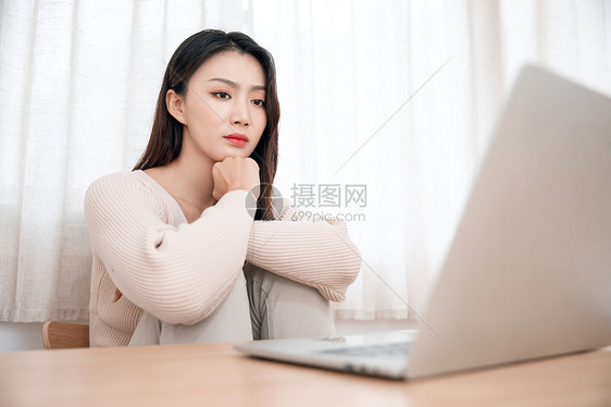 美女居家生活加班工作图片