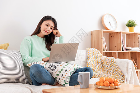 单身女性冬季美女独居沙发上玩笔记本背景