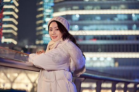 城市夜景人物城市夜晚冬季女性背景