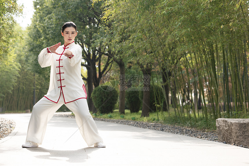 穿着练功武术服的女性高清图片下载 正版图片 摄图网 穿着练功武术服的女性高清图片下载 正版图片 摄图网