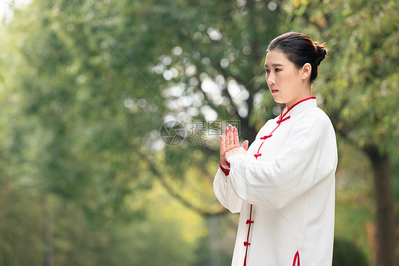 穿着练功武术服的女性抱拳图片