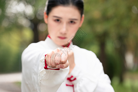 穿着练功武术服的女性拳头特写图片