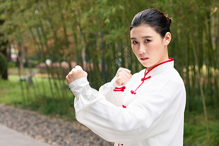 中医女性养生穿着练功武术服的女性背景