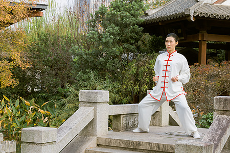穿着练功武术服的女性图片素材