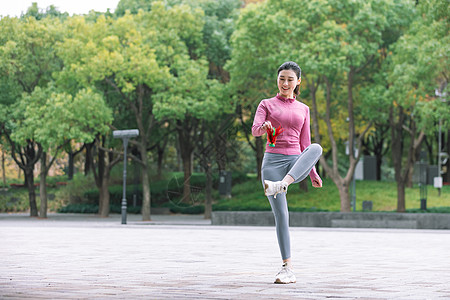 踢毽子的女性图片