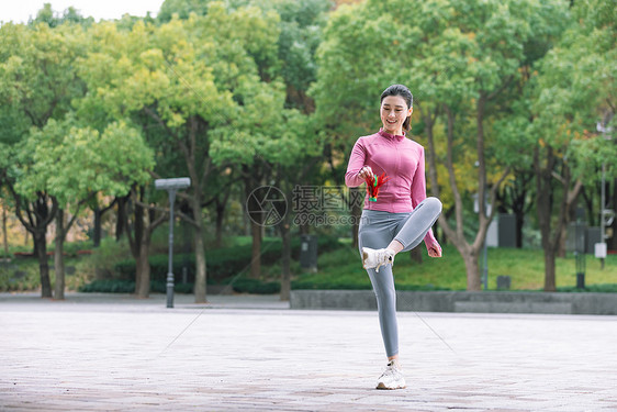 踢毽子的女性图片