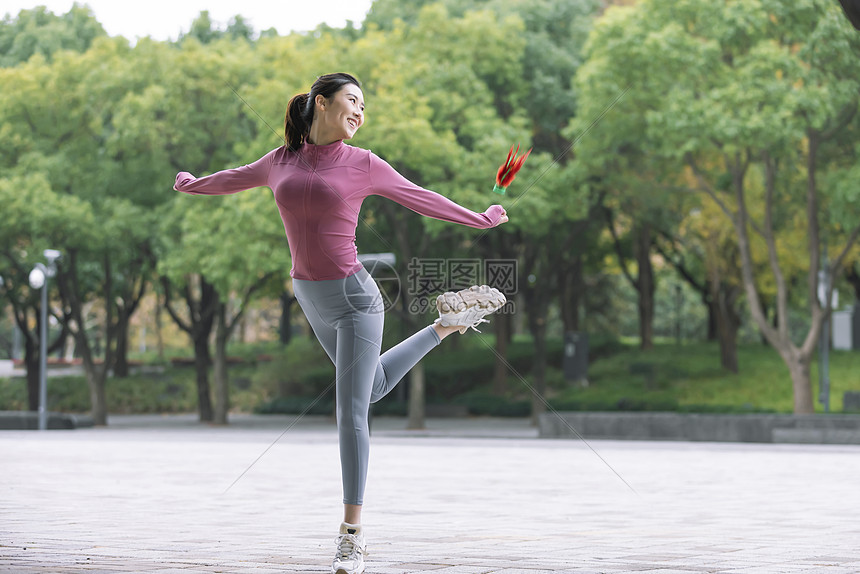 踢毽子的女性图片