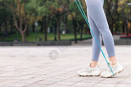 跳绳的女性脚部特写图片