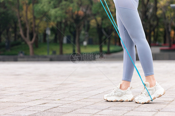 跳绳的女性脚部特写图片