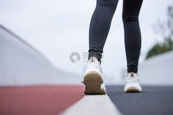 跑步的女性脚特写图片