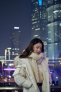 冬季城市夜晚女性甜美形象图片