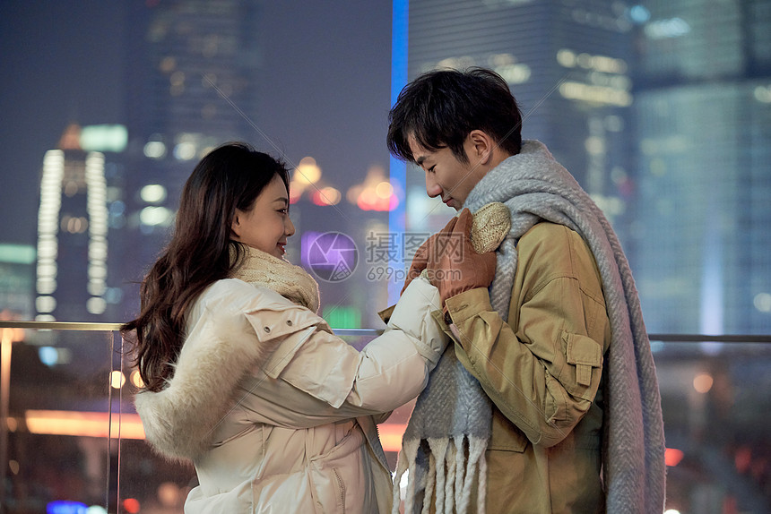 夜晚冬季情侣亲密暖手