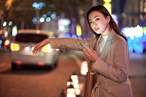 都市女性街头呼叫网约车图片