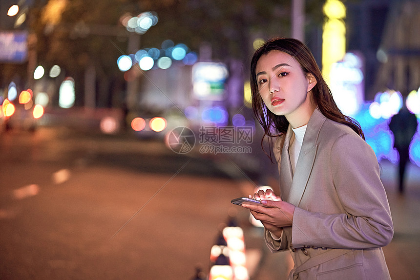 都市女性街头呼叫网约车图片