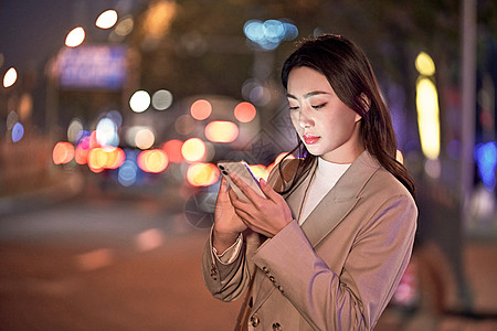 都市女性街头呼叫网约车图片