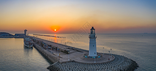 灯塔背景海上日出时的青岛情人坝和灯塔背景