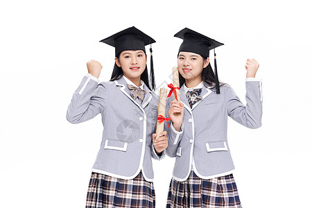 两个毕业女孩戴学士帽的初中生手拿毕业证书背景