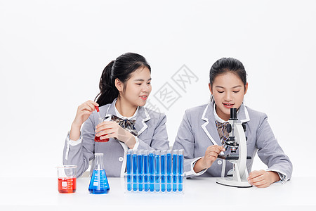 在实验室做实验的女学生图片