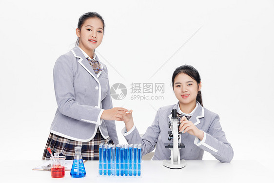 在实验室做实验的女学生图片