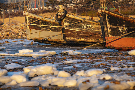 暖色调的渔船与结冰的海图片