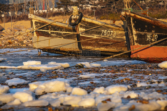 暖色调的渔船与结冰的海图片