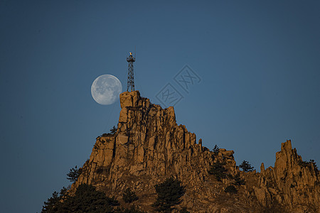 月亮与高山铁塔图片