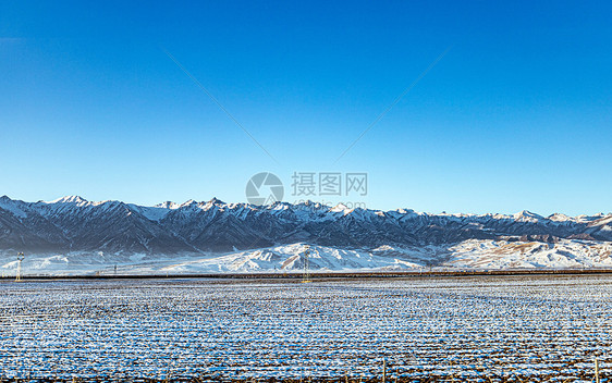 冬季雪后的祁连山脉图片